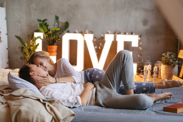 Free photo couple at home