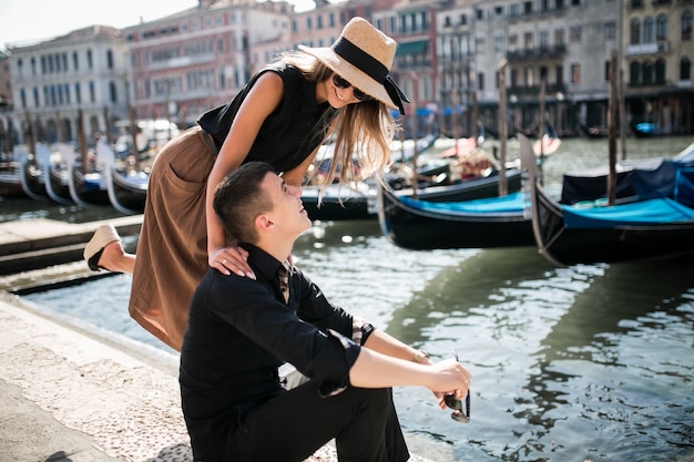 Free photo couple on a honeymoon in venice