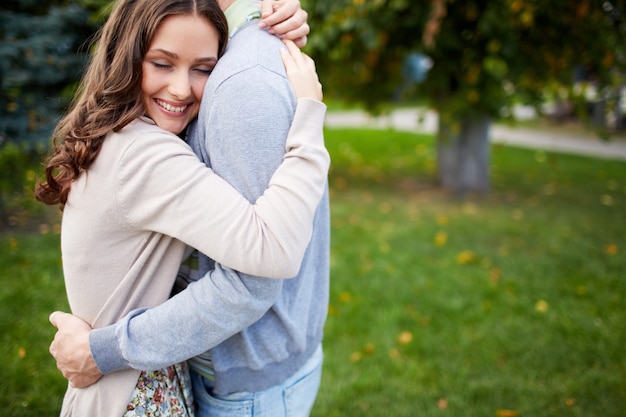 Free photo couple hugging in the park