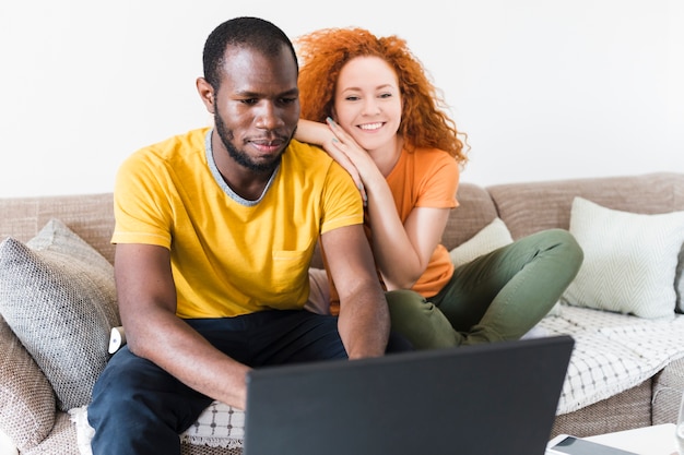 Free photo couple looking at the laptop