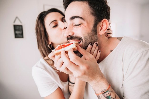 Free photo couple in love having breakfast