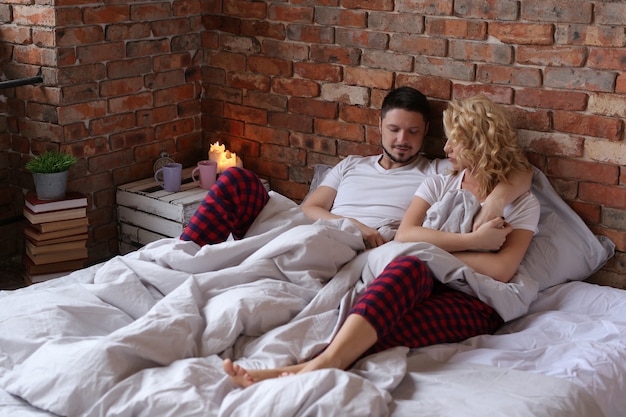 Free photo couple lying on the bed and hugging