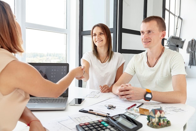 Free Photo couple making a deal about their new house