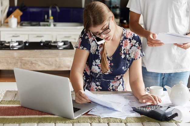 Free Photo couple managing budget together in kitchen