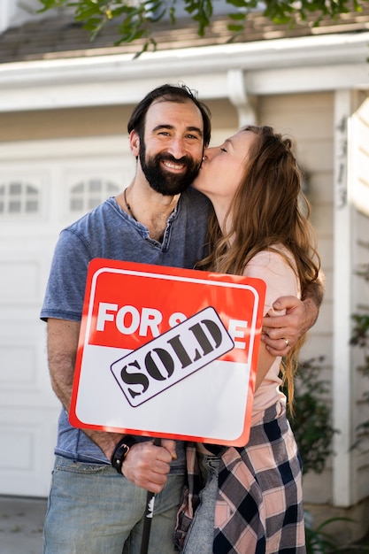 Free photo couple moving in new house