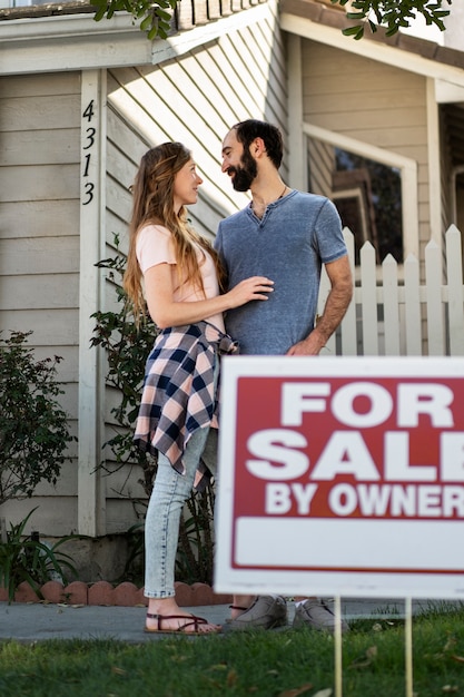 Free photo couple moving in new house