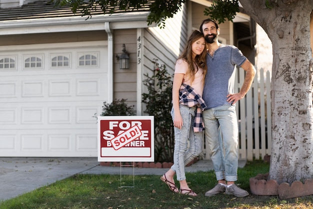 Free Photo couple moving in new house