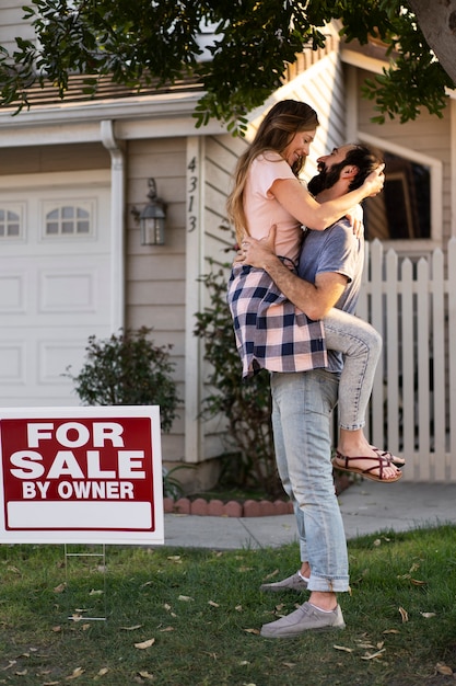 Free Photo couple moving in new house