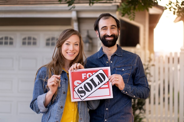 Free photo couple moving in new house