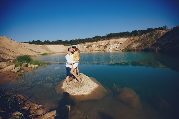 Free Photo couple near blue water