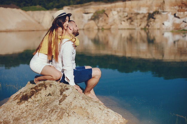 Free photo couple near blue water