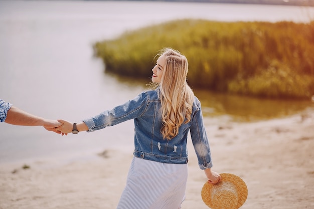 Free Photo couple near water