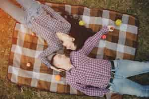 Free photo couple on a picnic