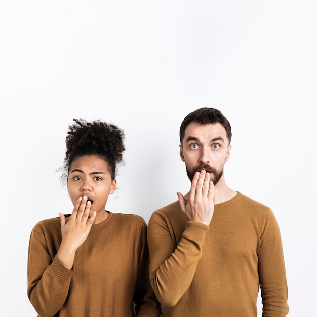 Free photo couple posing while looking surprised