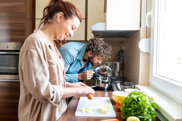 Free photo couple preparing the dinner together