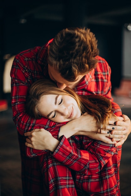 Free photo couple in red pyjamas on christmas