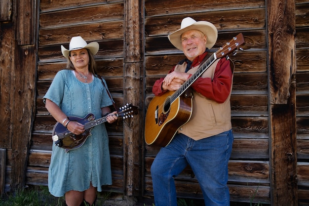 Free Photo couple singing together country music