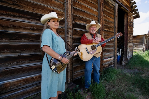 Free Photo couple singing together country music