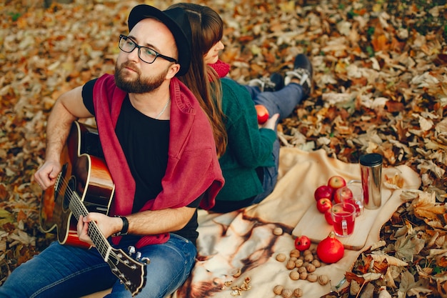 Free photo couple spend time in a autumn park