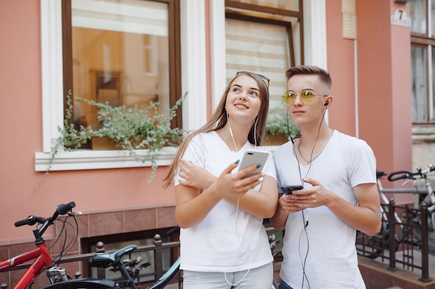 Couple standing in a city with mobile phone