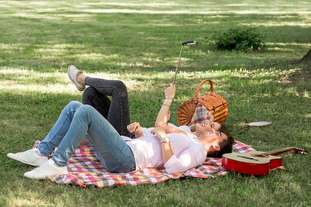 Free photo couple taking a selfie on a picnic