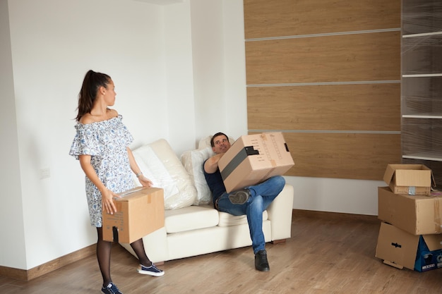 Free photo couple talking to each other after unpacking the boxex in their new home