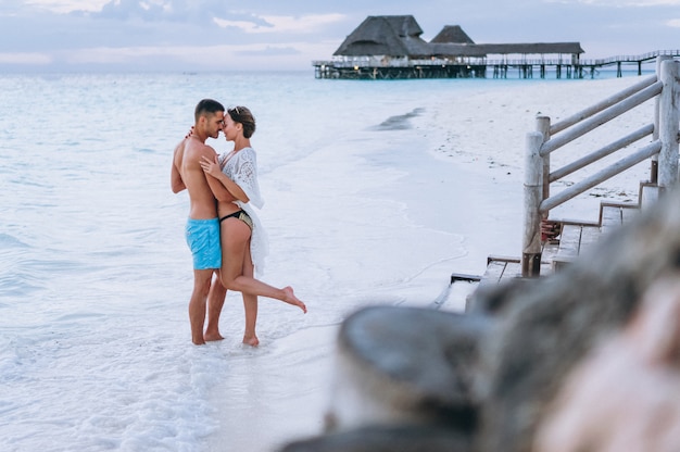 Free photo couple together on a vacation by the ocean