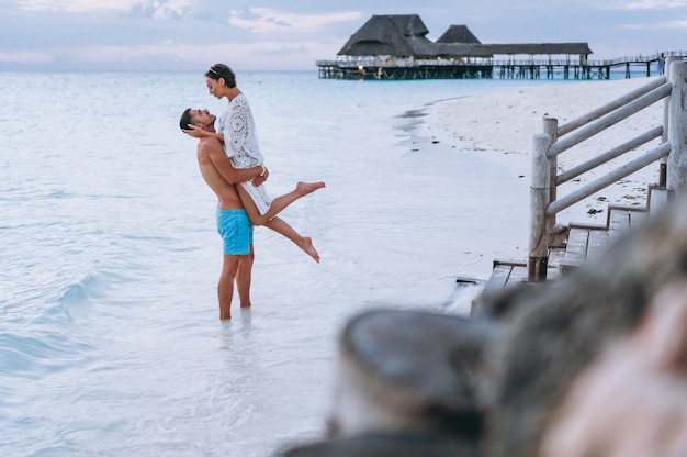 Free photo couple together on a vacation by the ocean