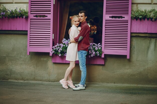 Free photo couple in a town