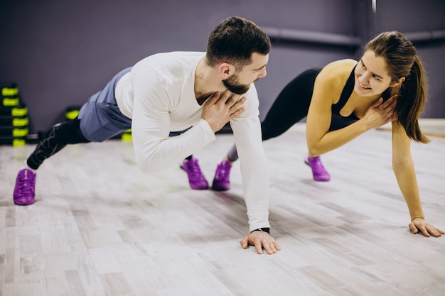 Couple training together at the gym