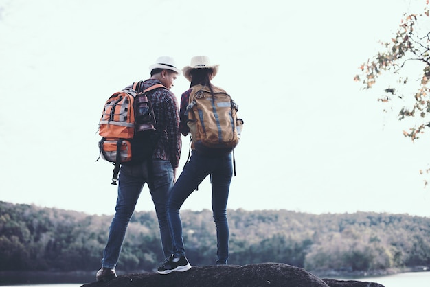 Free photo couple travel with mountain background