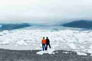 Free photo couple traveling together in country side