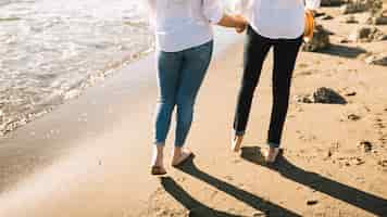 Free photo couple walking on the beach