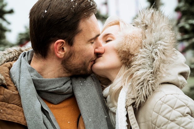 Free photo couple in winter kissing close-up