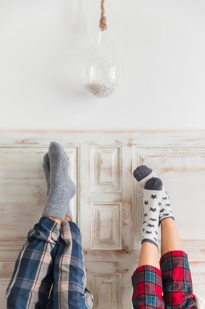 Free photo couple with feet on wall on valentines day