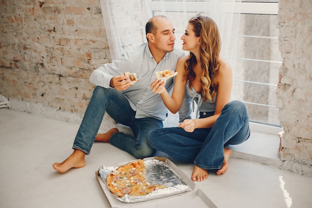 Free photo couple with pizza