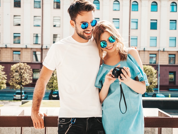 Free photo couple with sunglasses posing in the street