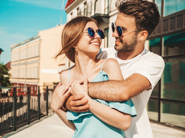 Free photo couple with sunglasses posing in the street