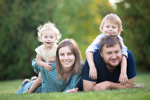 Free photo couple with two kids in park