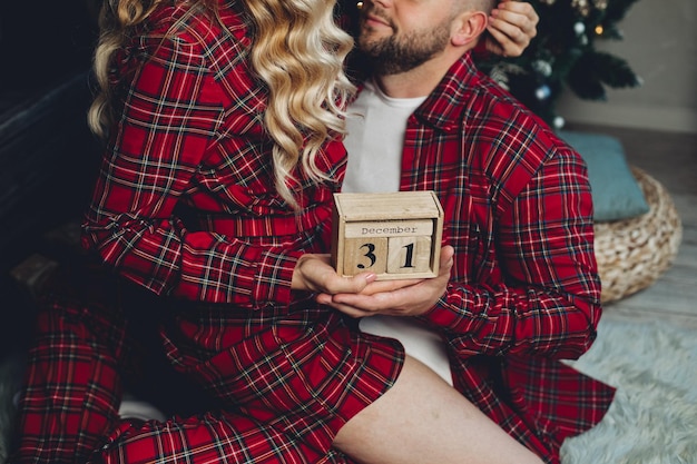 Free Photo couple with wooden calendar.