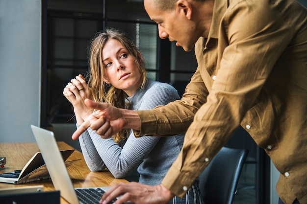 Free Photo coworkers in a business discussion