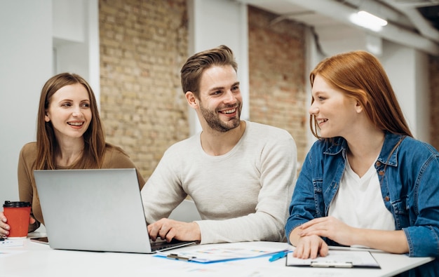 Free photo coworkers discussing a business project