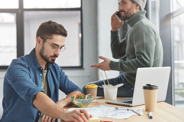 Free photo coworkers having lunch in office