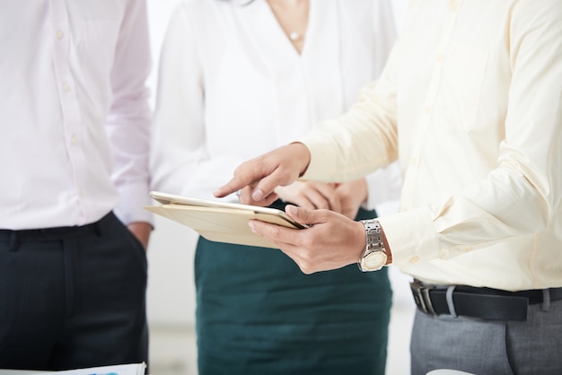 Coworking businesspeople sharing tablet