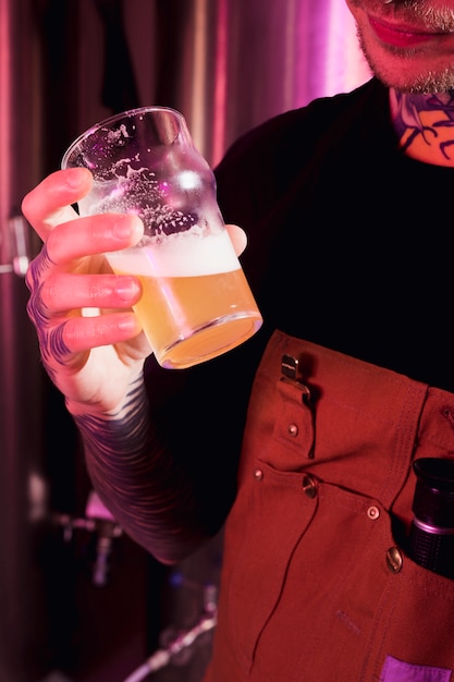 Free photo craft beer concept with tattooed man