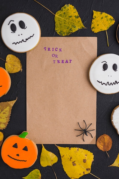 Free photo craft paper near gingerbread, leaves and spider