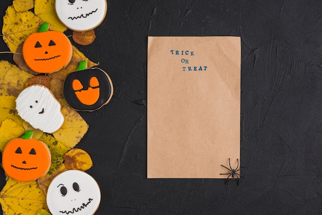 Free photo craft paper with spider near halloween cookies and leaves