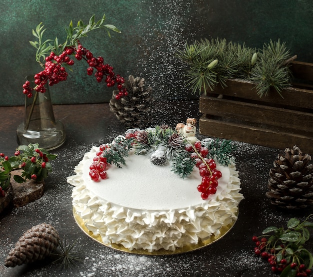 Free photo cream cake with cranberries on the table