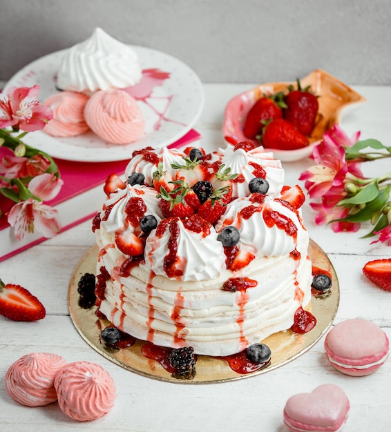 Free Photo cream and strawberry meringue cake sprinkled with strawberry syrup