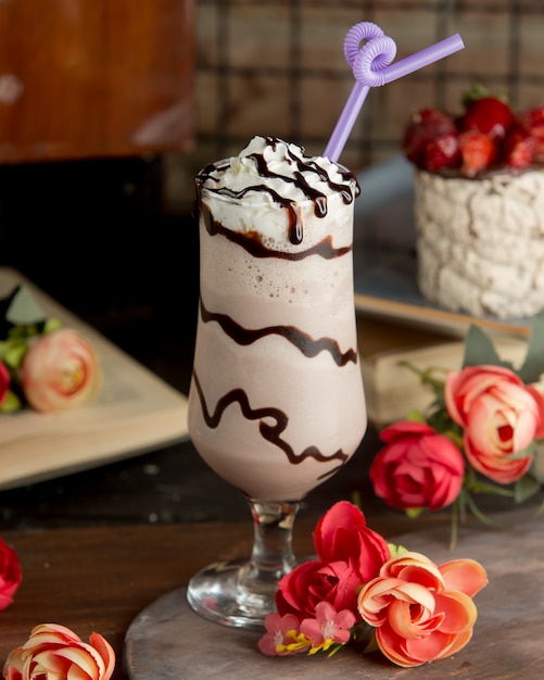 Free photo creamy milky cocktail with chocolate syrup.